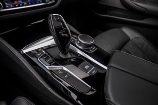 BMW 5-serie M550d xDrive High Executive | 2e eigenaar | Driving Assistant Plus | Innovation pakket | Stoelverwarming & -ventilatie | Stuurverwarming | Harman-kardon | 360 camera / 36