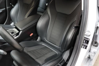 BMW 3 Serie Sedan 320i Executive Sport Line Automaat  / Live Cockpit Professional / M Sportstuurwiel / Shadow Line / 19 Inch / Climate Control / Sportstoelen / Bluetooth / Neerklapbare Achterbank / LED / Parkeersensoren voor+achter / 14