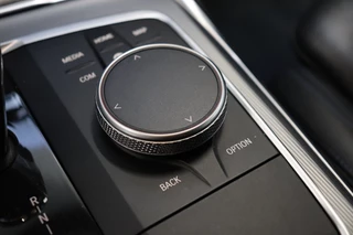 BMW 3 Serie Sedan 330i High Executive M Sport Pakket Automaat  / Live Cockpit Professional / Head-Up Display / Leder / Harman Kardon / LED / Stoelverwarming / Driving Assistant / Achteruitrijcamera / M Sportremsysteem / DAB / Ambiance Verlichting / 21