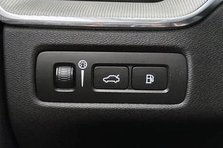 Volvo XC60 2.0 T6 Plug-in hybrid AWD R-Design Pano Trekhaak Harman Kardon Stoelverwarming 21" / 32