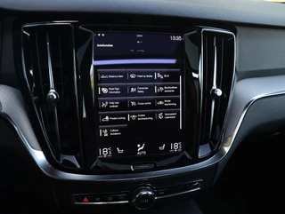 Volvo V60 T8 Recharge AWD R-Design Pano | HarmanKardon | Ak. Glas | Trekhaak | Head Up / 26