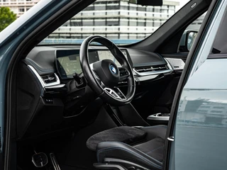 BMW iX1 eDrive20 67 kWh M Sport | SOH 100% | Trekhaak | Harman/Kardon | Keyless | LED | Camera | Navigatie | 18" / 12