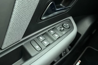Citroen C4 1.2 Hybrid 145pk Collection Verwarmde Voorruit l Stoelverwarming l Full-LED l TomTom Navigatie l Wireless Apple Carplay & Android Auto l Camera l Parkeersensoren l Lichtmetalen Velgen l Climate Control l Adaptive Cruise Control / 18