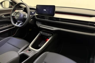 Jeep Avenger 1.2 e-Hybrid 110pk Automaat Summit | Navigatie | Trekhaak | Panoramadak | Adapt. Cruise control | JBL Audio | Elektrische achterklep | Stoelverwarming  | Climate Control / 4