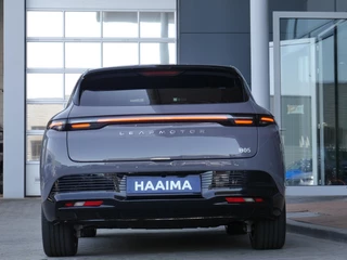 Leapmotor B05 ProMax Design 67.1 kWh | Op bestelling leverbaar | Panoramadak | Elektrisch verstelbare stoelen | Stuurwiel verwarming | Apple carplay/Android auto | Sfeerverlichting | Regensensor | Privacyglas | 19 inch lichtmetalen velgen / 6