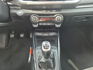Kia Stonic 1.0 T-GDi MHEV DynamicPlusLine | Cruise Control | Climate Control | Camera | Navigatie | Parkeersensoren | Trekhaak | Zwart Dak | / 22