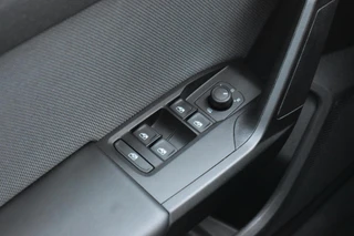 SEAT Leon Sportstourer 2.0 TDI Style Business Intense / 23