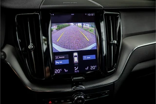 Volvo XC60 2.0 Recharge T8 AWD R-Design  Crystal Parelmoer Harman Kardon Memory Camera / 12