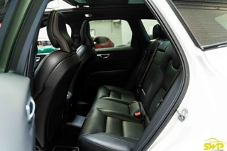 Volvo XC60 2.0 T8 Twin Engine AWD R-Design | Pano | Trekhaak zwenkbaar | Navi | Cam / 21
