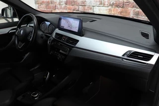 BMW X1 sDrive20i High Executive xLine Automaat  / Navigatiesysteem Plus / Trekhaak / Achteruitrijcamera / Leder / Head-Up Display / 19 Inch / Adaptieve LED-koplampen / Hifi / Sportstoelen / DAB / Stoelverwarming / Extra Getint Glas / Lichtpakket / 19