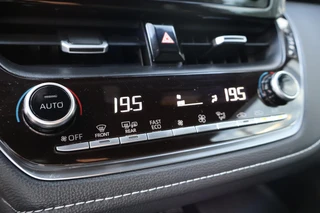 Toyota Corolla 2.0 Hybrid BI-TONE STOEL/WISSER&STUURVERW HEAD UP DISPLAY KEYLESS DAB+ CAMERA LM-VELGEN APPLE/ANDROID / 17