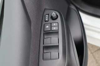 Toyota Yaris HYBRID 115 DYNAMIC COMFORT-PACK LED 16"LMV PRIVACY-GLASS ALL-SEASON BLISS PARK-SENSOREN STUUR/STOELVERW. / 24