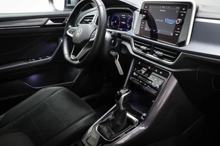 Volkswagen T-Roc 1.5 TSI Style | IQ LIGHT | STOELVERWARMING | CLIMA | APP CONNECT | DAB | PDC / 4