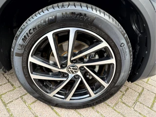 Volkswagen T-Roc 1.5 TSI Style Business  Panoramadak, Stoelverwarming, App Connect / 17