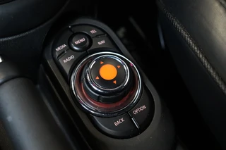 MINI Cooper Hatchback Chili Serious Business 3 deurs / Navigatiesysteem / Leder / John Cooper Works Exterieurpakket / Lichtpakket / Extra Getint Glas / Climate Control / Parkeersensoren / LED / Bluetooth / Cruise Control / Sportstoelen / 17 Inch / 22