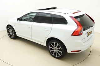 Volvo XC60 2.0 T5 FWD Ocean Race 245pk | Panoramadak | Elektrische stoelen | Verwarmde voorruit | Stoelverwarming | Handsfree kofferklep | Camera | Lederen bekleding | Afneembare trekhaak | 1.600kg trekgewicht | NL auto / 5