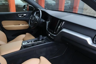 Volvo XC60 T8 Recharge AWD Momentum | Leder | Panoramadak | Parkeercamera | Keyless / 16