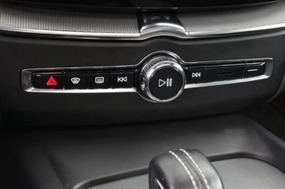 Volvo XC60 2.0 T6 Plug-in hybrid AWD R-Design Pano Trekhaak Harman Kardon Stoelverwarming 21" / 49