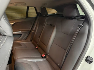 Volvo V60 1.6 T4 R-Design | Navi | Trekhaak | 180PK | Winter Pack | High Performance Audio | Leder/Alcantara / 35
