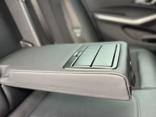 BMW 3 Serie 318i Executive Edition Sport Line I LED I Carplay I Sportstoelen / 24
