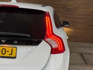 Volvo V60 1.6 T4 R-Design | Navi | Trekhaak | 180PK | Winter Pack | High Performance Audio | Leder/Alcantara / 32