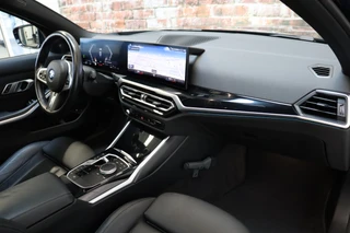 BMW 3 Serie Touring 330e High Executive M Sport Pakket Automaat  / Live Cockpit Professional / SOH 93 % / Driving Assistant / Panoramadak / Trekhaak / Leder / Harman Kardon / Innovation Pack / Parking Assistant / Travel Pack / Curved Display / 19 Inch / Shadow Line / 23