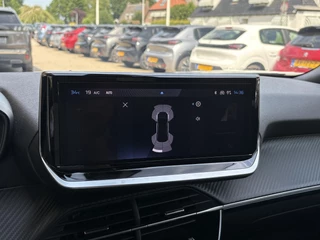 Peugeot 2008 1.2T 100pk Allure | DEMO | Facelift model | Parkeersensoren voor + achter | Apple Carplay/Android Auto | Climate Control | Lichtmetalen velgen / 14