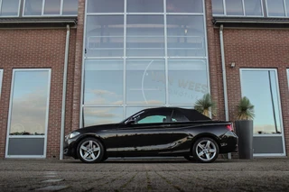 BMW 2-serie Cabrio 220i Sport | Origineel NL | Cruise control | Stoelverwarming | Xenon | Sportstoelen | HiFi audio | Navigatie Professional | Sportstuur | Chrome Line | Keyless entry / 42