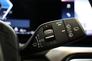 BMW 3 Serie Touring 330e High Executive M Sport Pakket Automaat  / Live Cockpit Professional / SOH 93 % / Driving Assistant / Panoramadak / Trekhaak / Leder / Harman Kardon / Innovation Pack / Parking Assistant / Travel Pack / Curved Display / 19 Inch / Shadow Line / 45