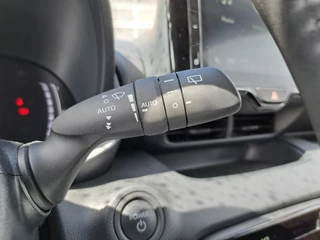 Toyota Yaris 1.5 Hybrid 115 DYNAMIC STOEL/STUURVERW BLIND SPOT PARK-SENSOREN NAVI 16'' LM-VELGEN KEYLESS CAMERA APPLE/ANDROID AD-CRUISE CLIMA LED / 21