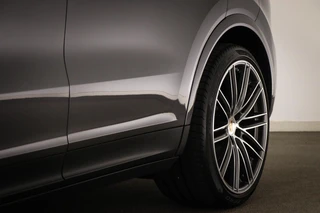 Porsche Cayenne 3.0 E-Hybrid Platinum Edition | LUCHTVERING | MASSAGE | STOELVENTILATIE | COMFORTSTOELEN | CAMERA | 22" / 24