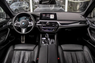 BMW 5-serie M550d xDrive High Executive | 2e eigenaar | Driving Assistant Plus | Innovation pakket | Stoelverwarming & -ventilatie | Stuurverwarming | Harman-kardon | 360 camera / 4