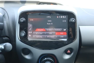 Toyota Aygo FIRST 5-DEURS LMV APPLE/ANDROID PRIVACY-GLASS LED AIRCO CAMERA BLUETOOTH DEALER-ONDERHOUDEN NL-AUTO / 24