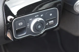 Mercedes-Benz A-Klasse 200 4MATIC 164 pk Premium  | Open dak | Camera | Carplay | DAB | Vrtual cockpit | Stoelverwarming | Full LED / 14