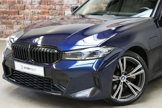 BMW 3 Serie Touring 330e High Executive M Sport Pakket Automaat  / Live Cockpit Professional / SOH 93 % / Driving Assistant / Panoramadak / Trekhaak / Leder / Harman Kardon / Innovation Pack / Parking Assistant / Travel Pack / Curved Display / 19 Inch / Shadow Line / 2