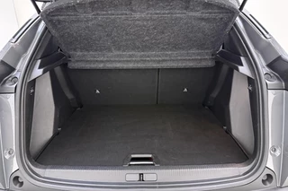 Peugeot e-2008 EV GT 54 kWh | Achteruitrijcamera | Dakrails | Cruise control | Climate control | Navigatie | Stof/lederen bekleding | 16" lichtmetalen velgen | Apple/Android carplay | 400km WLTP | 100% Elektrisch / 11