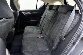 Lexus CT 200h Business Line | Navigatie | Climate Control | Achteruitrijcamera | Parkeersensoren voor & achter / 17