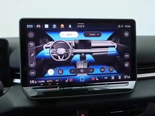Volkswagen T-Roc 1.5 eTSI R-Line Elek. Trekhaak | Stuur-/stoelverwarming | Verlichte logo's / 42