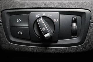 BMW X1 sDrive20i High Executive xLine Automaat  / Navigatiesysteem Plus / Trekhaak / Achteruitrijcamera / Leder / Head-Up Display / 19 Inch / Adaptieve LED-koplampen / Hifi / Sportstoelen / DAB / Stoelverwarming / Extra Getint Glas / Lichtpakket / 26