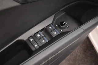 Audi Q4 e-tron 40 Launch edition S Competition 204pk 77 kWh SOH 87% Trekhaak Camera Leder Keyless Stoelverwarming ACC Panoramadak S-Line / 19