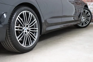 BMW 5 Series Touring 520i High Executive M Sport Pakket Automaat  / Live Cockpit Professional / Driving Assistant / Head-Up Display / Comfortstoelen / Achteruitrijcamera /  19 Inch / Exklusivleder 'Nappa' / DAB / Stoelverwarming / Hifi / Extra Getint Glas / Ambiance Verlichting / 7