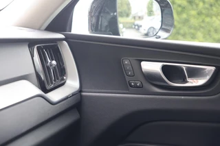 Volvo XC60 T6 Recharge AWD Plus Dark | Longe Range | Stoelverwarming | Parkeercamera | Panoramadak | Pilot Assist  | Leder | Keyless / 40