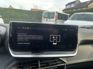 Peugeot 2008 1.2 Turbo 100 PK Allure | Nieuwste Model | Navigatie via Telefoon | LED Verlichting | Cruise Control | Hoge Zitpositie | Parkeersensoren | DAB | Digitaal Dashboard | Half Lederen stoelen | Lichtmetalen Velgen 17 inch | / 14