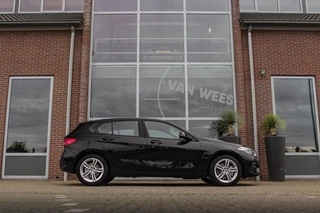 BMW 1-serie 116d F40 Executive Edition | 1e eigenaar | NL Auto | HiFi audio | DAB | LED | Apple Carplay | Rijstrooksensor | Cruise control | Climate control | Sportstuur | Active Guard Plus / 8