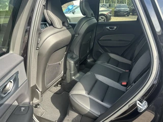 Volvo XC60 2.0 T6 Plug-in hybrid AWD Plus Black Edition LUCHTVERING | ELEK. TREKHAAK | STOEL + STOELVERWARMING | ACHTERBANK VERWARMD | HARMAN KARDON | RIJKLAAR | FABRIEKS GARANTIE T/M 7-2027 | PANO | / 19