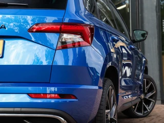 Skoda Karoq 1.5 TSI Sportline 150PK DSG Camera ACC Navi Stoel/Stuurverw. Race Blue 19 inch / 14