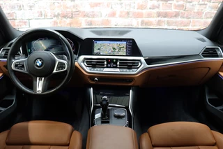 BMW 3 Serie Sedan 318i High Executive Luxury Line Automaat  / Live Cockpit Professional / Trekhaak / Stoelverwarming voor+achter / Achteruitrijcamera / Harman Kardon / Stuurverwarming / LED / Ambiance Verlichting / DAB / Sportstoelen / 16