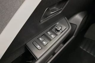 Opel Astra 1.2 Turbo Business Edition | Navigatie | Climate control | Camera | CRuise control | Lichtmetalen velgen | Keyless | Extra getint glas / 18