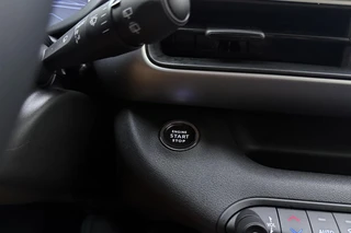 Jeep Avenger 1.2 e-Hybrid 110pk Automaat Summit | Navigatie | Achteruitrijcamera | Adapt. Cruise control | Climate control | Elektrische achterklep | Keyless | 18" Lichtmetalen velgen | 8 jaar garantie / 30
