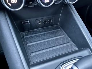 Renault Captur 1.3 TCe 160 EDC R.S. Line  | Automaat | All Seasons | Navigatie | Groot Scherm | Achteruitrijcamera + Parkeersensoren | Draadloze Telefoonlader | Climate Control | Luxe Pook | Apple CarPlay/Android Auto / 33